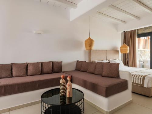 Un lugar para sentarse en Ftelia Bay Boutique Hotel