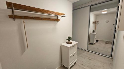 een badkamer met een spiegel, een wastafel en een toilet bij Spacious studio with cathedral views in Turku