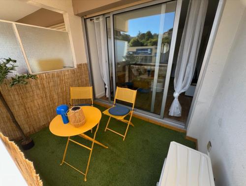 un balcon avec une table et des chaises sur un balcon dans l'établissement MOENA Antibes, à Antibes