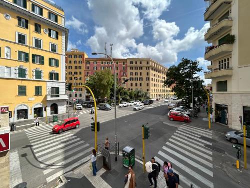 El barrio en el que está la casa de huéspedes o un barrio cercano