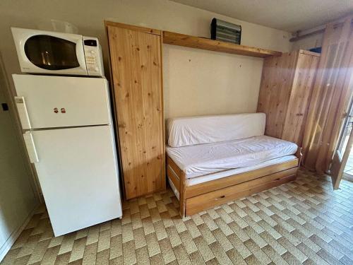 une petite pièce avec un réfrigérateur et un micro-ondes dans l'établissement Appartement studio 2 couchages ST CYPRIEN PLAGE SC070-107, à Saint Cyprien Plage