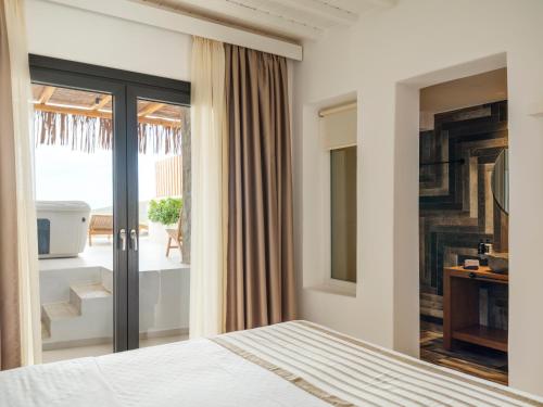 Una cama o camas en una habitación de Ftelia Bay Boutique Hotel