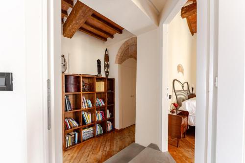 a room with a book shelf and a bedroom at Cosimo Charme in Chianti in Barberino di Val dʼElsa
