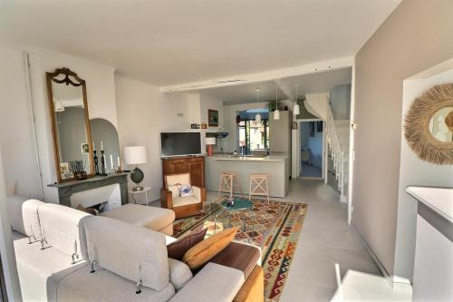 un salon avec un canapé et une table dans l'établissement L'endroit Valéricain, jardin, calme, centre, à Saint-Valery-sur-Somme