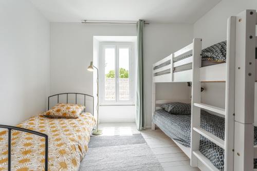 a bedroom with a bunk bed and a bunk bedouble at Gabae Les Volets Verts in Puyravault
