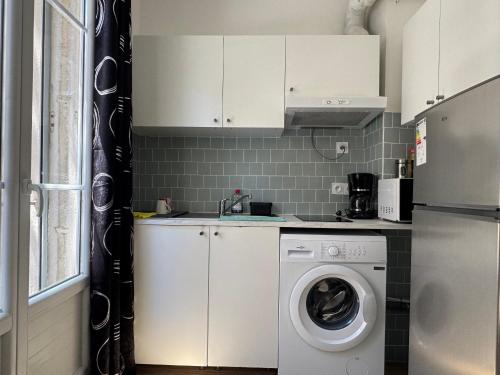 une cuisine avec une machine à laver dans une cuisine dans l'établissement Charming apartment in Toulon, à Toulon