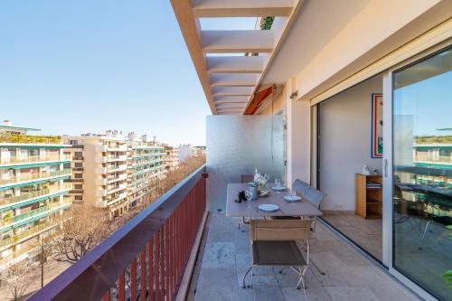 Skyline 2-bedroom flat with Epic Views - Roi Chevalier