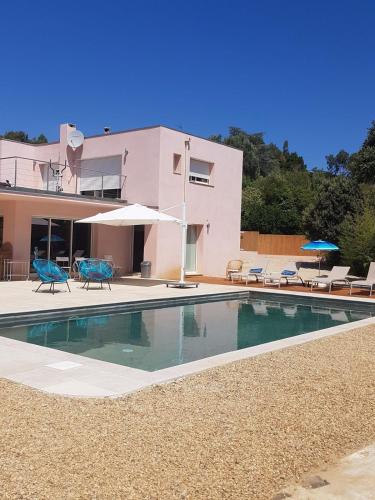 une piscine devant une maison dans l'établissement Villa avec piscine proche des plages, à La Croix-Valmer