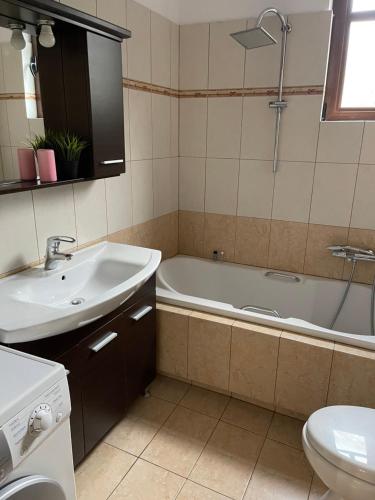Koupelna v ubytování Marias House Rafina
