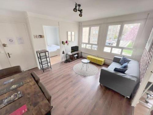 un salon avec un canapé et une table dans l'établissement Le Dumont - Apt 4 Prs, 3 Ch, Quartier Wilson, à Dijon