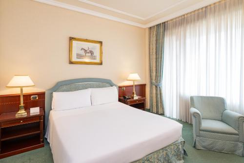 Postel nebo postele na pokoji v ubytování Royal Hotel Carlton