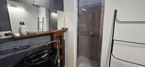 a bathroom with a black sink and a mirror at Hana in Els Poblets