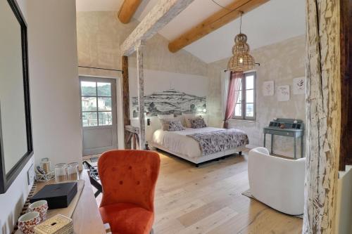 a bedroom with a bed and a desk and a chair at LA BASTIDE DES CULS-ROUSSET in Marseille