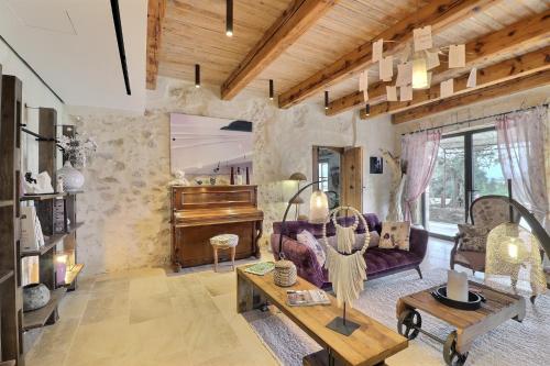 a living room with a couch and a piano at LA BASTIDE DES CULS-ROUSSET in Marseille
