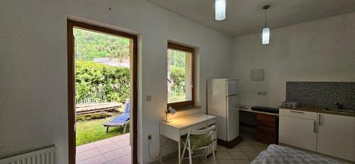 Η κουζίνα ή μικρή κουζίνα στο Apartments Dvor by the Krka river