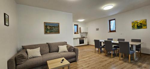 Χώρος καθιστικού στο Apartments Dvor by the Krka river
