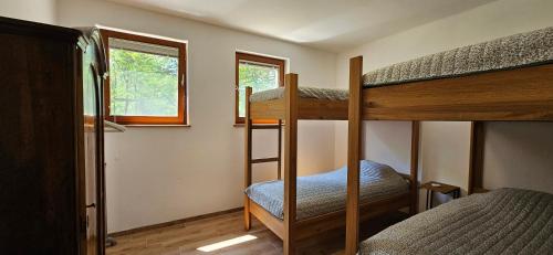 Ένα ή περισσότερα κρεβάτια σε δωμάτιο στο Apartments Dvor by the Krka river