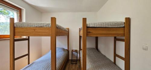 Ένα ή περισσότερα κρεβάτια σε δωμάτιο στο Apartments Dvor by the Krka river