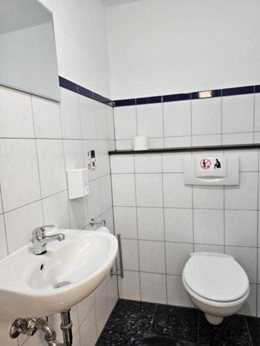 a bathroom with a sink and a toilet at ELW sonnig,Terasse, bis zu 13 Schlafpl. in Obergröningen