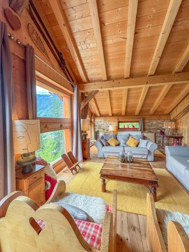 un salon avec un canapé et une table dans l'établissement Chalet St Bernard, à Saint-Jean-dʼAulps