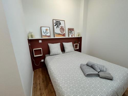 une chambre avec un lit avec deux oreillers dessus dans l'établissement Le Terre & Mer - Proche Saint Emilion, à Saint-Médard-de-Guizières