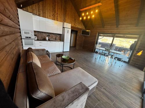 un soggiorno con divano e cucina di Dilijan Bellevue a Dilijan