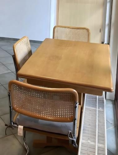 a table and chairs in a room at Ferienwohnungen am Louisenteich in Frauendorf