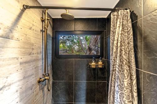 a bathroom with a shower with a window at La Quinta Glamping - Lago de Tota in Cuítiva