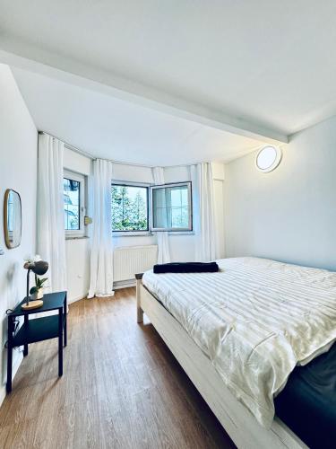 Ένα ή περισσότερα κρεβάτια σε δωμάτιο στο Amazing 2BR Apt, 16-Mins to Blumengärten