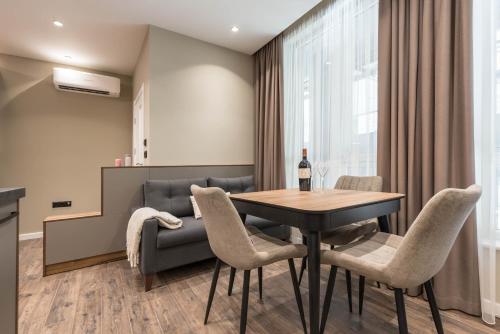 Un comedor con mesa y sillas en City Center Luxury Studio, en Varna