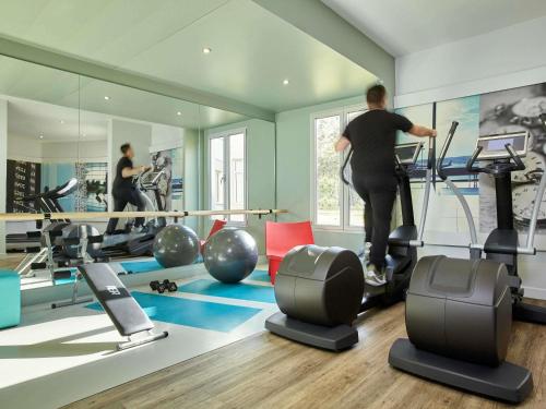 Fitness centrum a/nebo fitness zařízení v ubytování Mercure Paris Roissy CDG