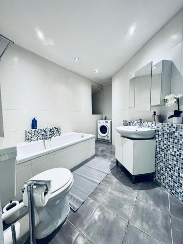 Ένα μπάνιο στο Amazing 2BR Apt, 16-Mins to Blumengärten