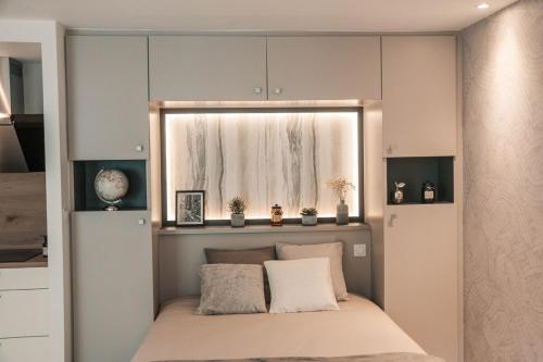 - une petite chambre avec un lit et une fenêtre dans l'établissement Studio Le Benetin 2 personnes à Dinan, à Dinan