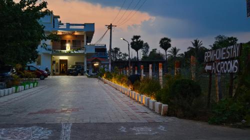 an empty street in front of a building at RPM home stay in Tiruvannāmalai
