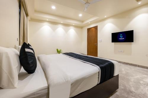 TV/trung tâm giải trí tại Hotel urban oasis Near Huda & Millennium City Centre Metro station I Gurgaon