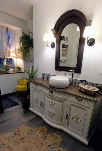 une salle de bain avec un lavabo et un miroir dans l'établissement maison de charme, à La Celle-sous-Gouzon