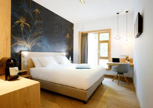 a bedroom with a large white bed and a desk at Landgoed Huize Bergen Den Bosch - Vught in Den Bosch