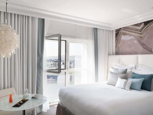Кровать или кровати в номере Cures Marines Hotel Thalasso & Spa Trouville - MGallery Collection