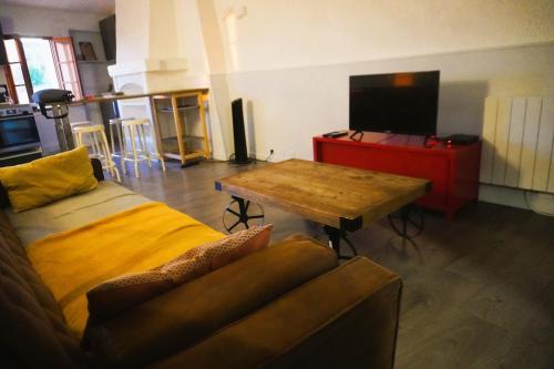 un salon avec un canapé et une table dans l'établissement Le Mirador St Just 3 people City, à Narbonne