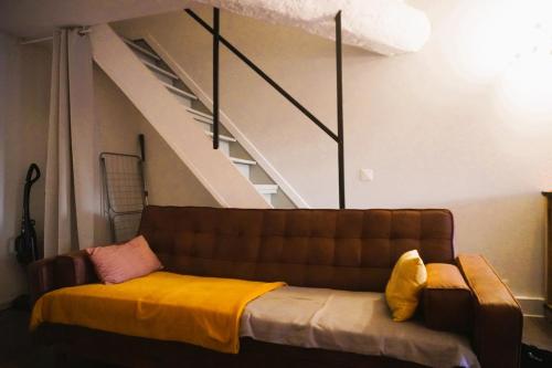 - un canapé dans le salon avec un escalier dans l'établissement Le Mirador St Just 3 people City, à Narbonne