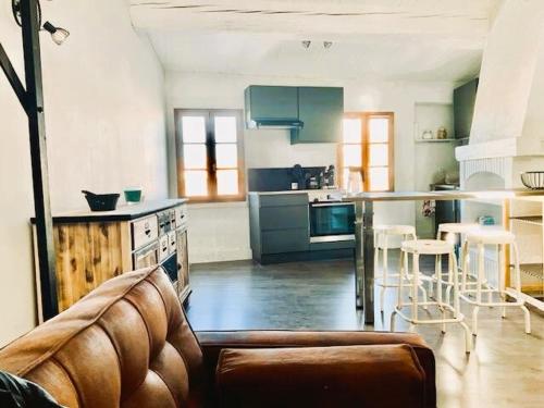 un salon avec un canapé et une cuisine dans l'établissement Le Mirador St Just 3 people City, à Narbonne