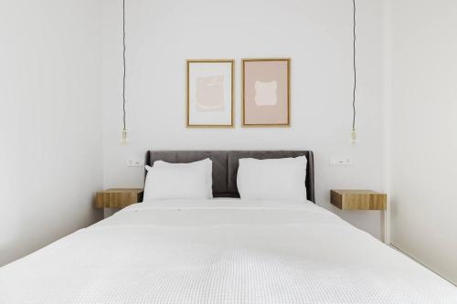 a white bed with two pillows in a bedroom at Apartamento 6 - Luminoso en Castellana - 4 Torres in Madrid