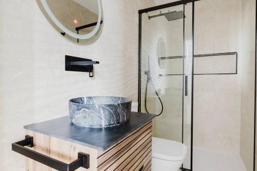 a bathroom with a sink and a shower at Apartamento 6 - Luminoso en Castellana - 4 Torres in Madrid