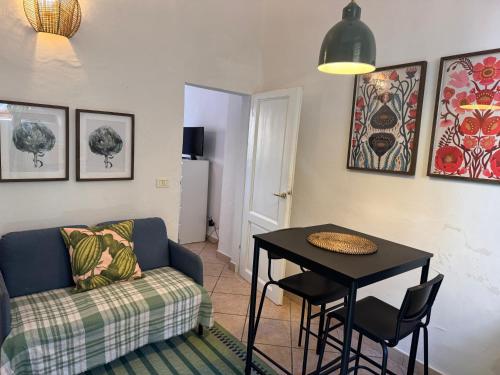 salon z kanapą i stołem w obiekcie Sapiti 2 P we Florencji
