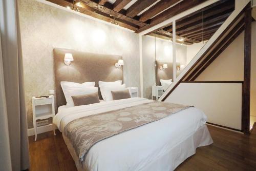 Louvre Parisian Duplex