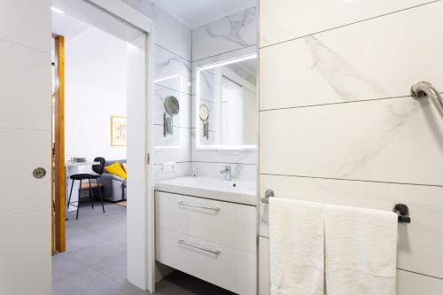 Home2Book Modern Seaview Apt & Pool, Las Américas