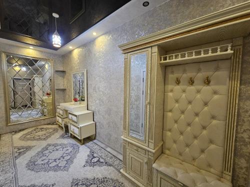 un baño con lavabo y espejo en Апартаменты ЖК БАХМАЛ, en Samarkand