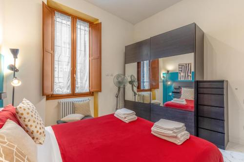 1 dormitorio con cama roja y espejo grande en A 3 min dalla Metro - Silenzio e Relax - Marble Noir, en Milán