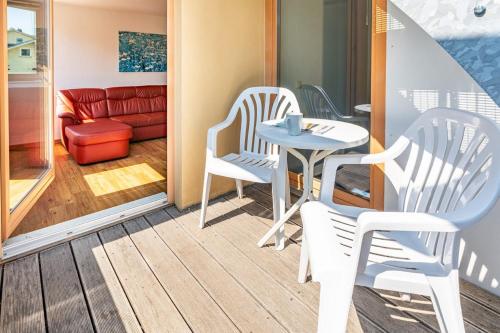 a balcony with a table and chairs and a couch at Haus Zander in Heringsdorf