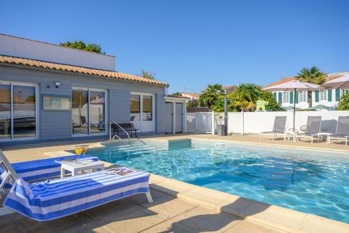 Bazén v ubytování Locations de Vacances Le Clos Rhea nebo v jeho okolí